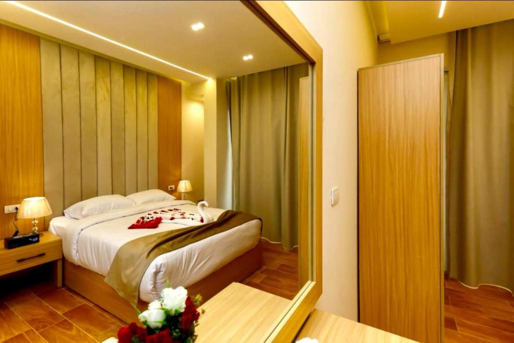 Pure Pyramids View Inn
