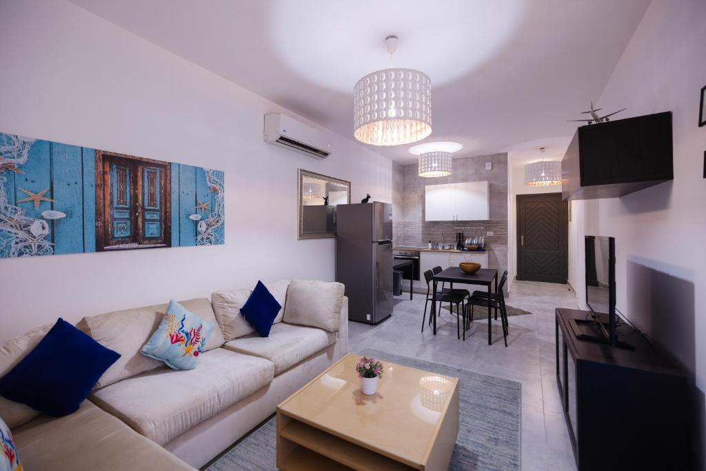 Direct to the Pool 2BR Getaway in Einbay