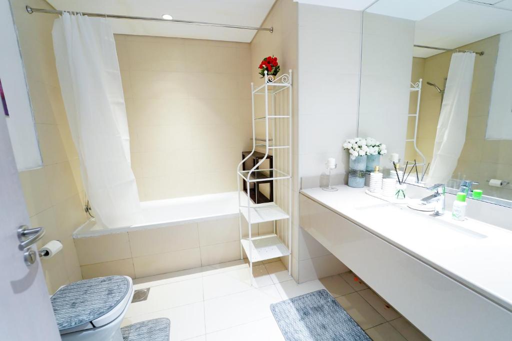 Private Room & Bathroom in Watersedge Apartment sharing with Host Couple