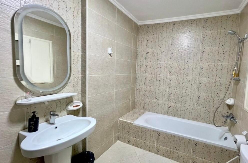 Roomy and Comfy 3BR- compound near Mall of Egypt