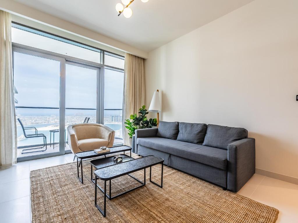 Sea-Front Unique Retreat With Balcony in Marina