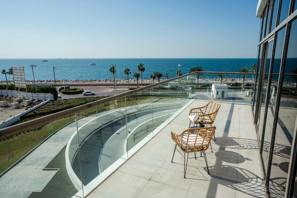 Luxurious Palm Jumeirah Apartment with Sea Views