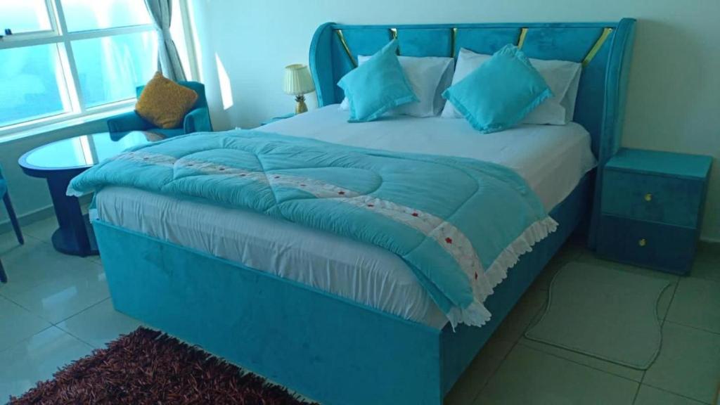 22 R3 Luxury Room in a 4-bedroom apartment with private washroom outside the room ### 22 R3 غرفة فاخرة في شقة 4 غرف نوم مع حمام خاص خارج الغرفة ###