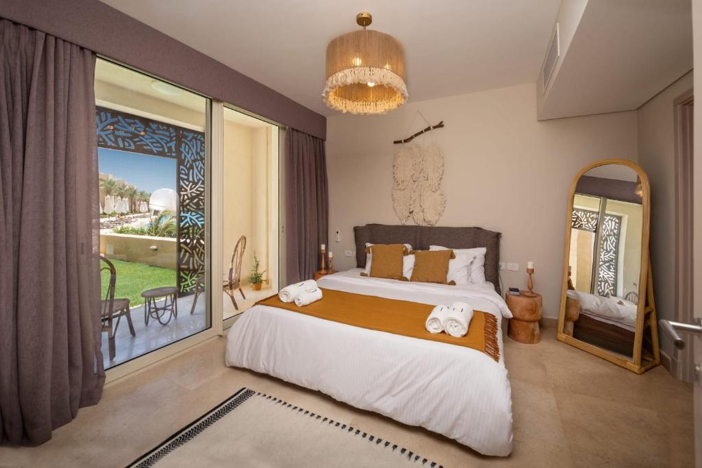 Secluded & Bespoke 1 BDR Apt with Pool View & Beach access