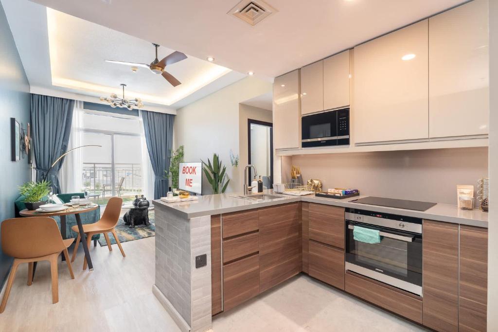 Calm 1-Bedroom With Relaxing Balcony Atmosphere in Liwan