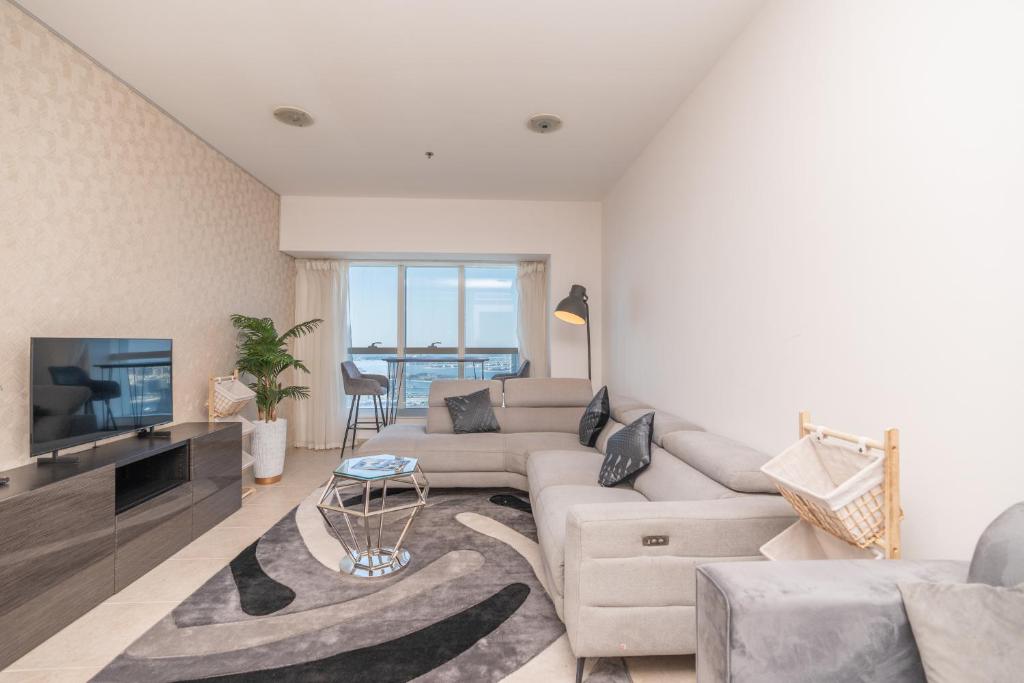 Serene Stay 2-BR with Palm view in Dubai Marina