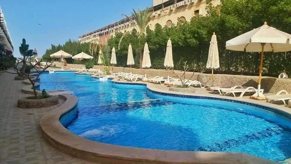 شاليه على البحر بمنتجع سياحي حمامات سباحه شاطئ رملى دور ثالث علوى بدون اسانسير