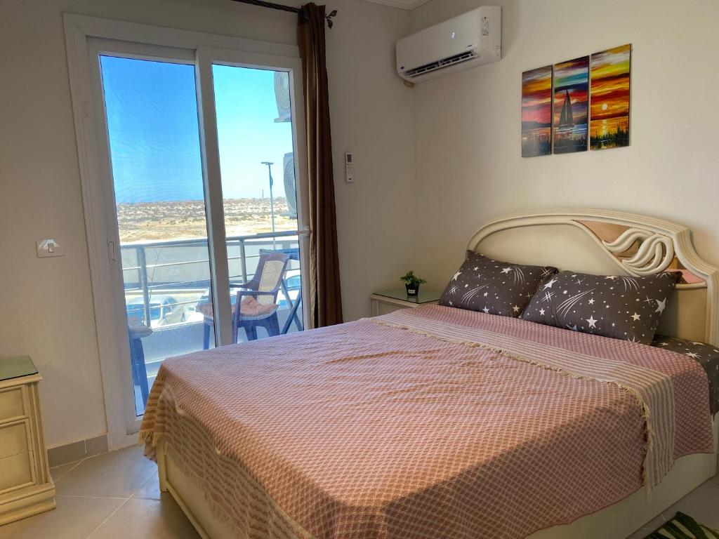 شاليه سوبر لوكس اثاث جديد ومكيف بالكامل اطلالة على حمام السباحة