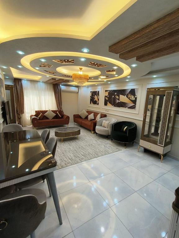 شقة واسعة مريحة بكافة الامكانيات والفرش الحديث في المهندسين قريب من النيل والمتحف وجامعة الدول