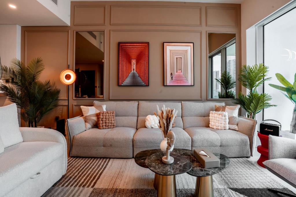 Signature Skyline Luxury Retreat in Downtown Dubai