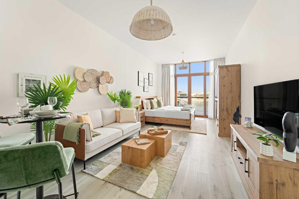 Silkhaus Beach Access Studio in Palm Views East