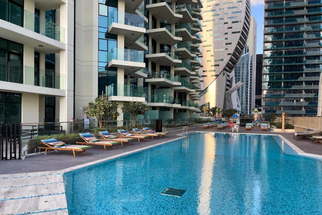 SIMPLY COMFORT in Missoni Top Floor with Sea, Canal and Burj Khalifa Views