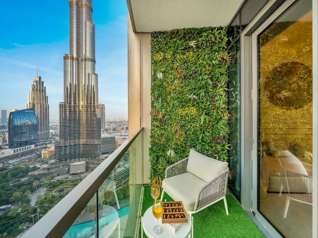 Grandeur 2 Bedroom Apartment I Burj Khalifa & Fountain Views I Free Parking, Gym, Pool, Wi-Fi & PS5 I by Skyline Serenity