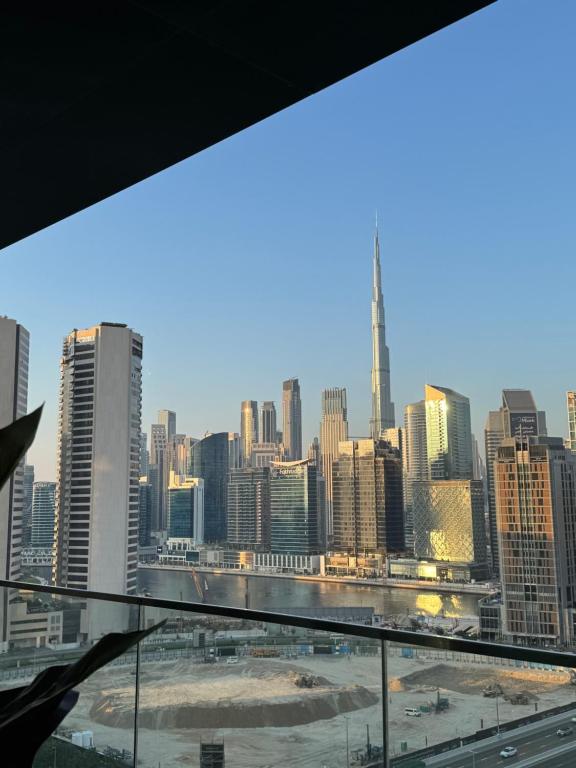 Sleek 1BHK, Cozy Retreat Near Burj Khalifa & Canal