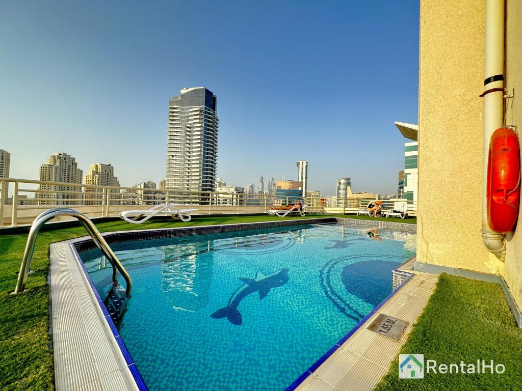Quiet Studio with Balcony and Roof Top Pool in Dubai Marina