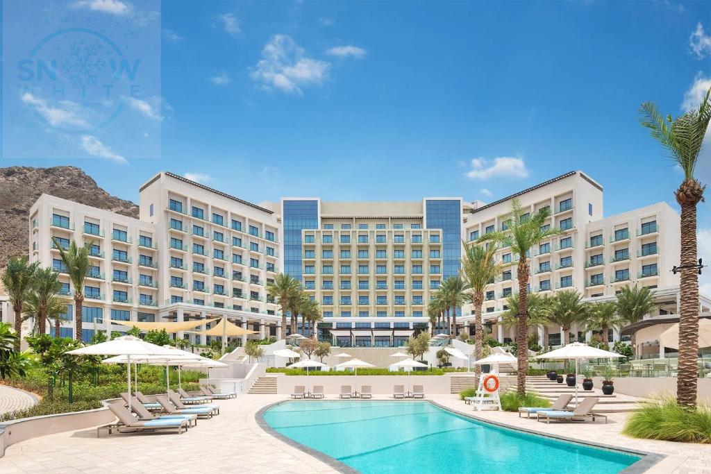 B W - Address Beach Resort Fujairah - Three rooms with yard ocean view