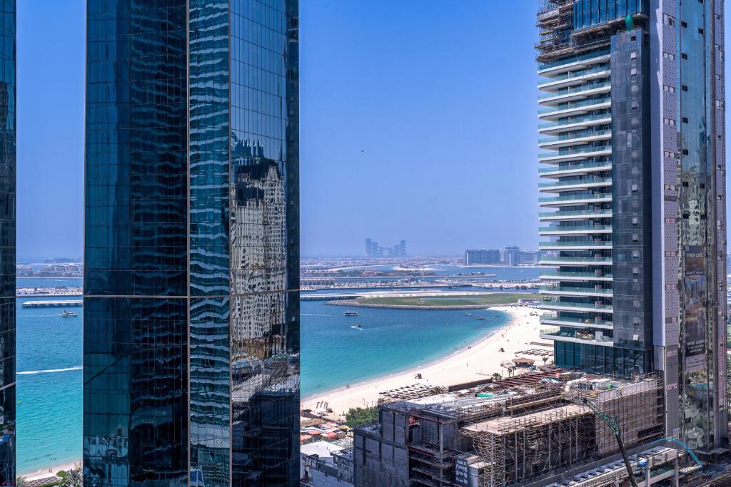 Sophisticated 3BR w/ Assistant’s Room at Al Fattan Marine Towers 2 JBR by Deluxe Holiday Homes