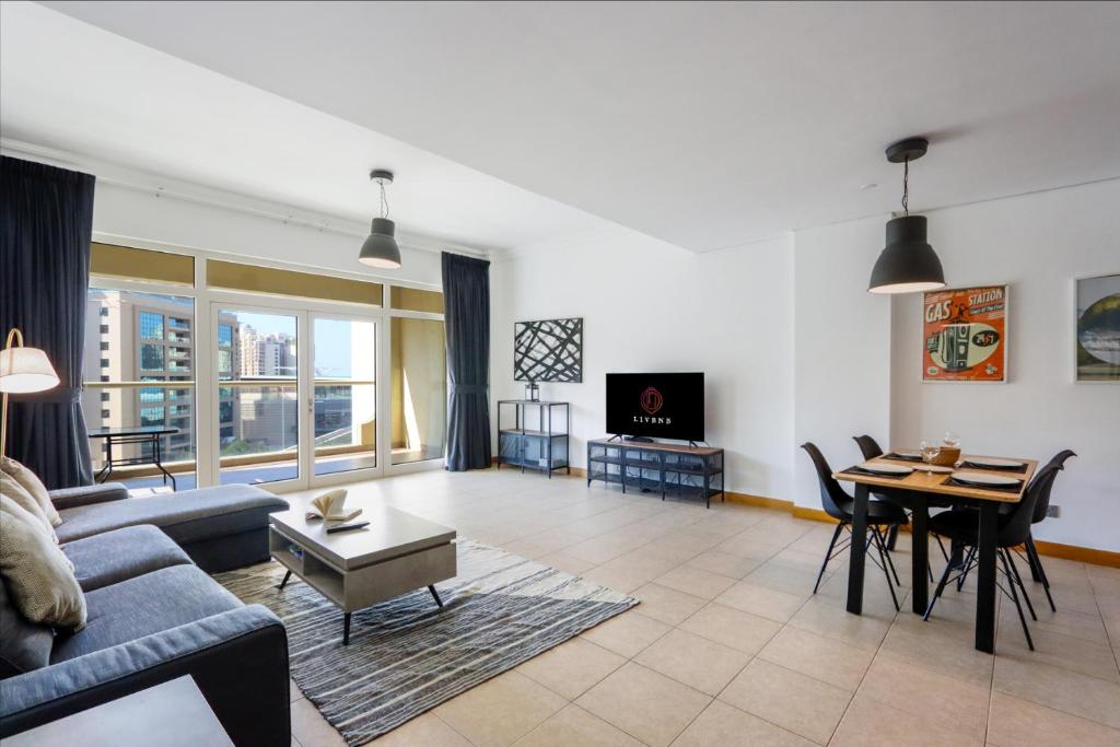 Spacious 1 BR in Shoreline Near Palm Mall