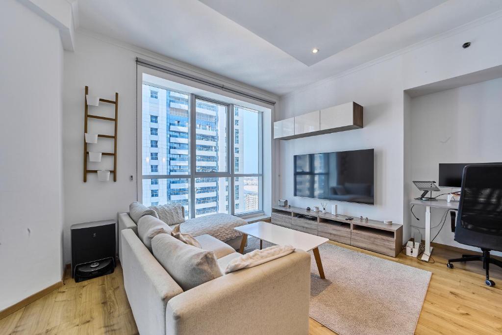 Spacious 2BR Apartment in Vibrant Dubai Marina