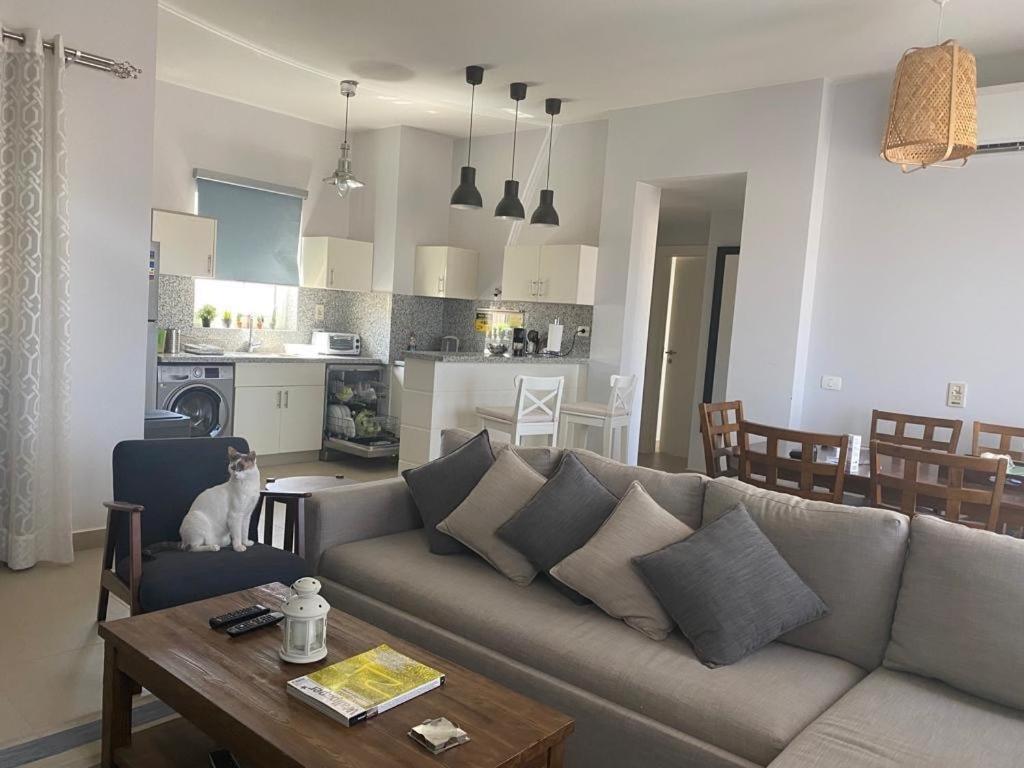 2 Bedrooms Apartment with Pool & Lake Views