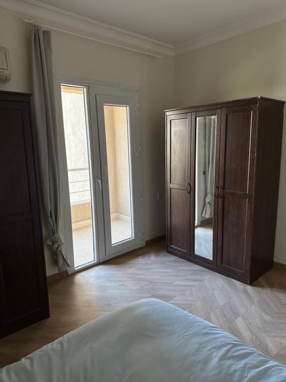 Spacious 3-Bd Hotel Apt in Sheikh Zayed