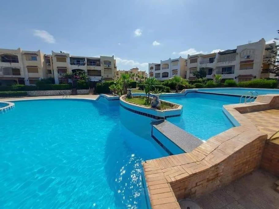 Spacious 3 bedroom apartment with a sea view.