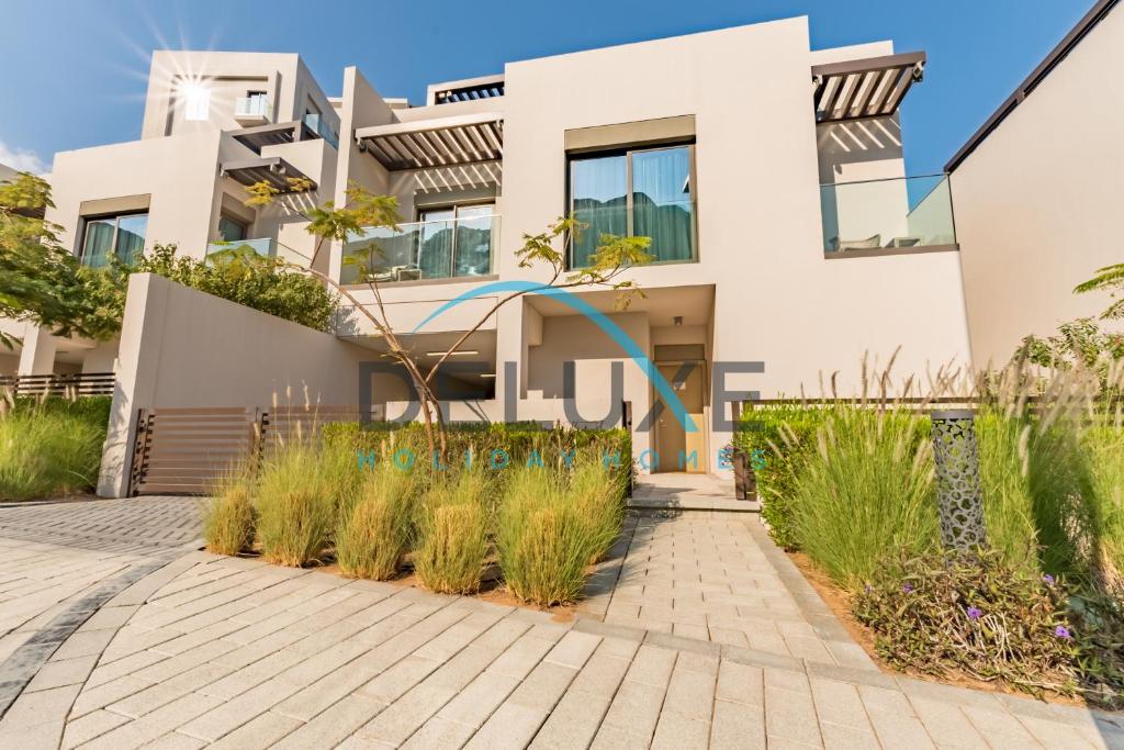 Limited Offer 4BR plus Maid's Villa Close to Beach by Deluxe Holiday Homes