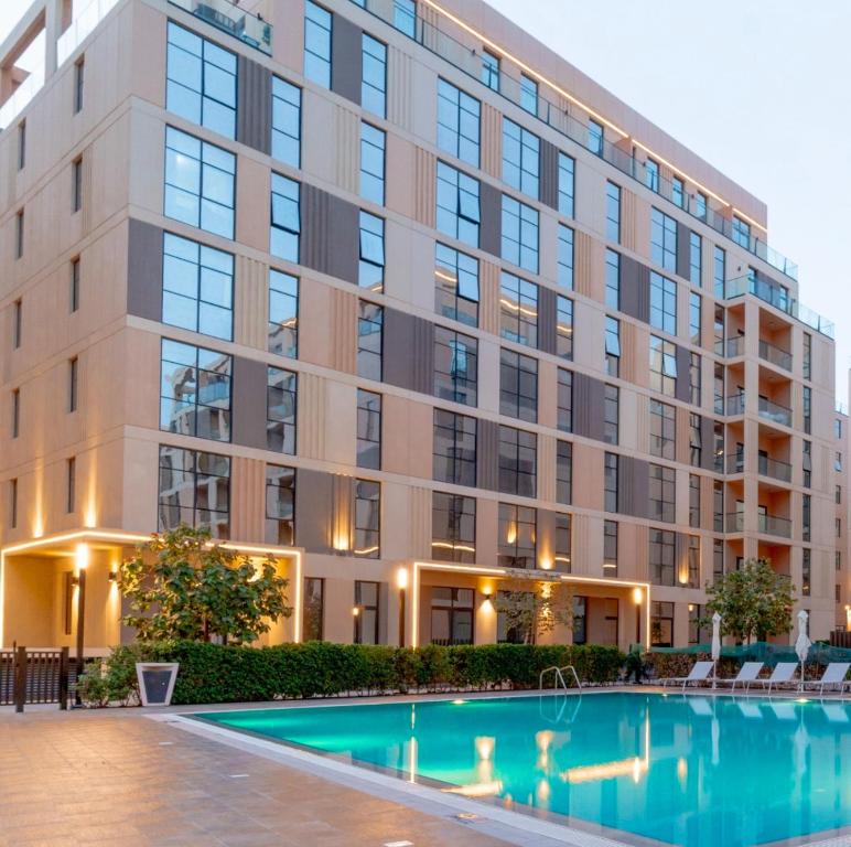 Sleeps 5, Luxe Apartment in Al Mamsha, Sharjah