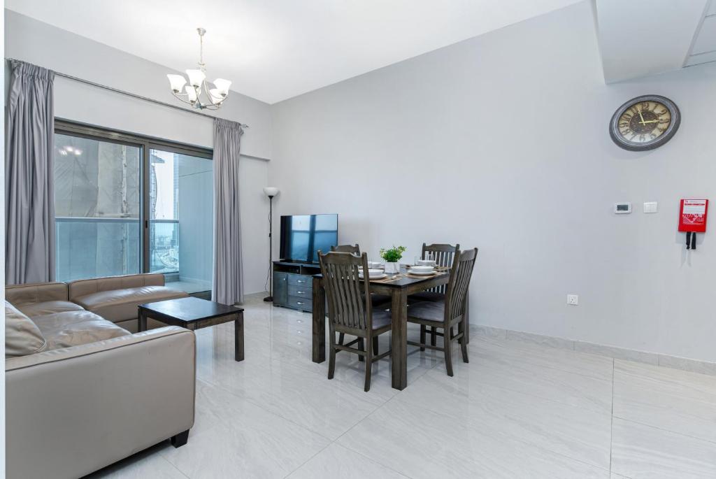 Spacious apt I Terrace balcony I Dubai canal view