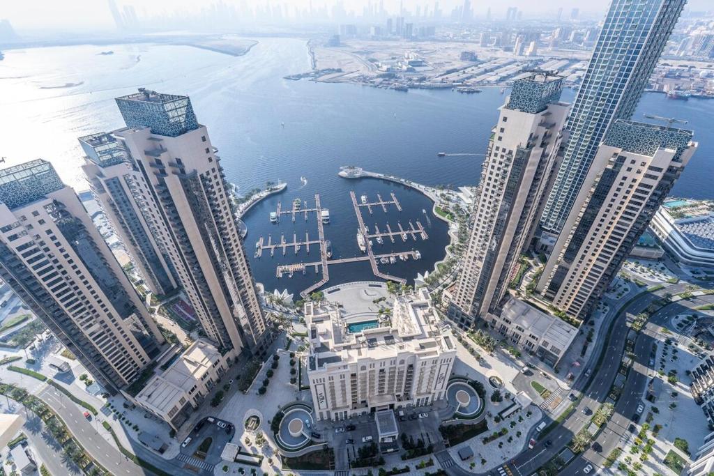 Airy 5-Bedrooms Apartment at Harbour views with stunning scenery of Dubai Creek!