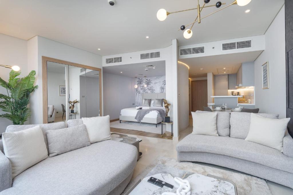 Stylish Studio Apartment with impressive decor and furniture at Sky Garden!