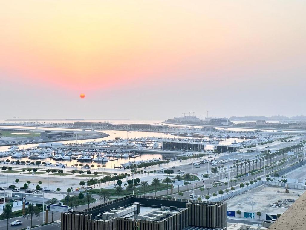 Stay in the Luxury Marina Crown Tower walk to Barasti Beach