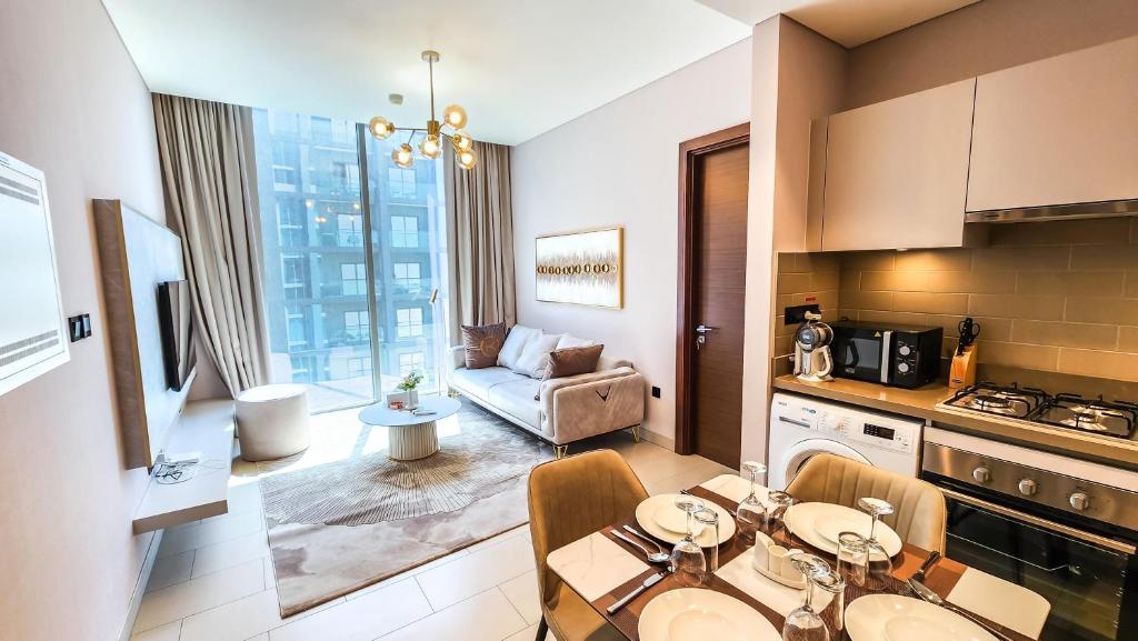 STAY BY LATINEM Luxury 2BR Holiday Home CVR B2208 near Burj Khalifa