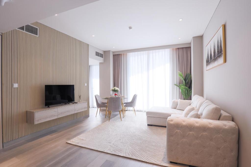 Stunning 1BR in Dubai Marina, Canal View