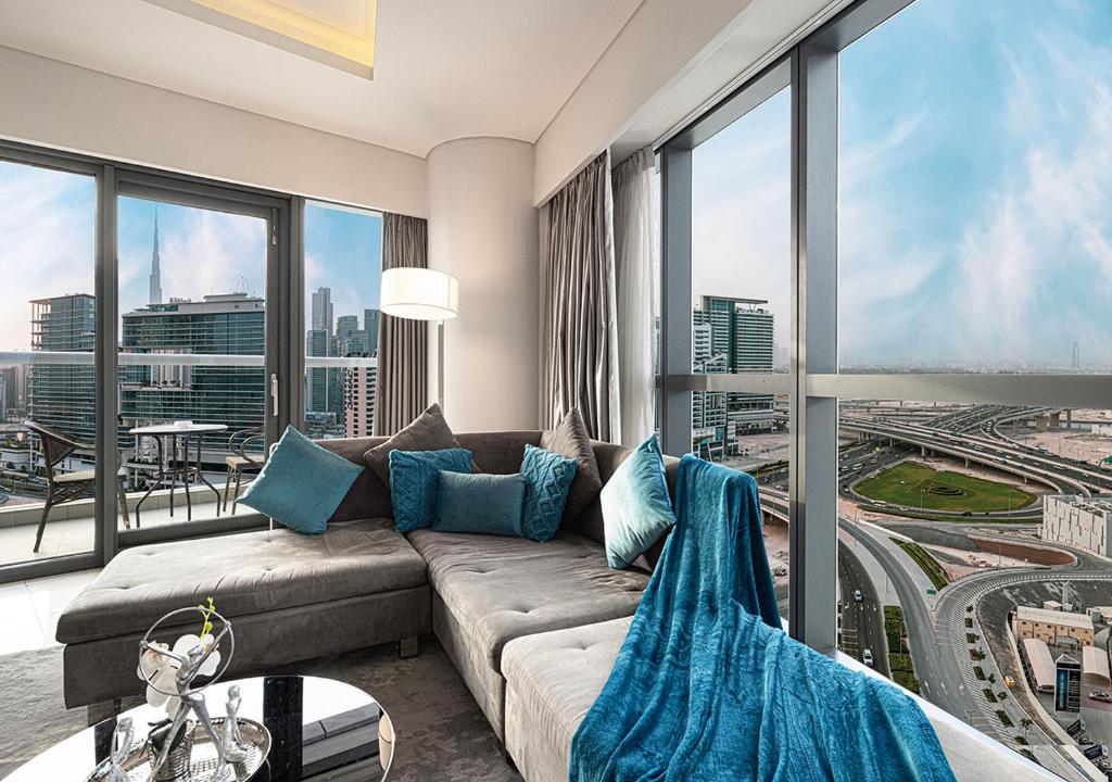 Luxurious 2BDR Apartment in Paramount Towers with Burj Khalifa Views