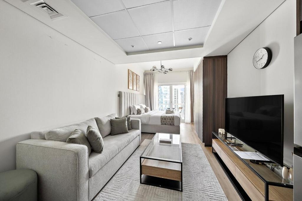 Stunning Lake View Apartment in JLT