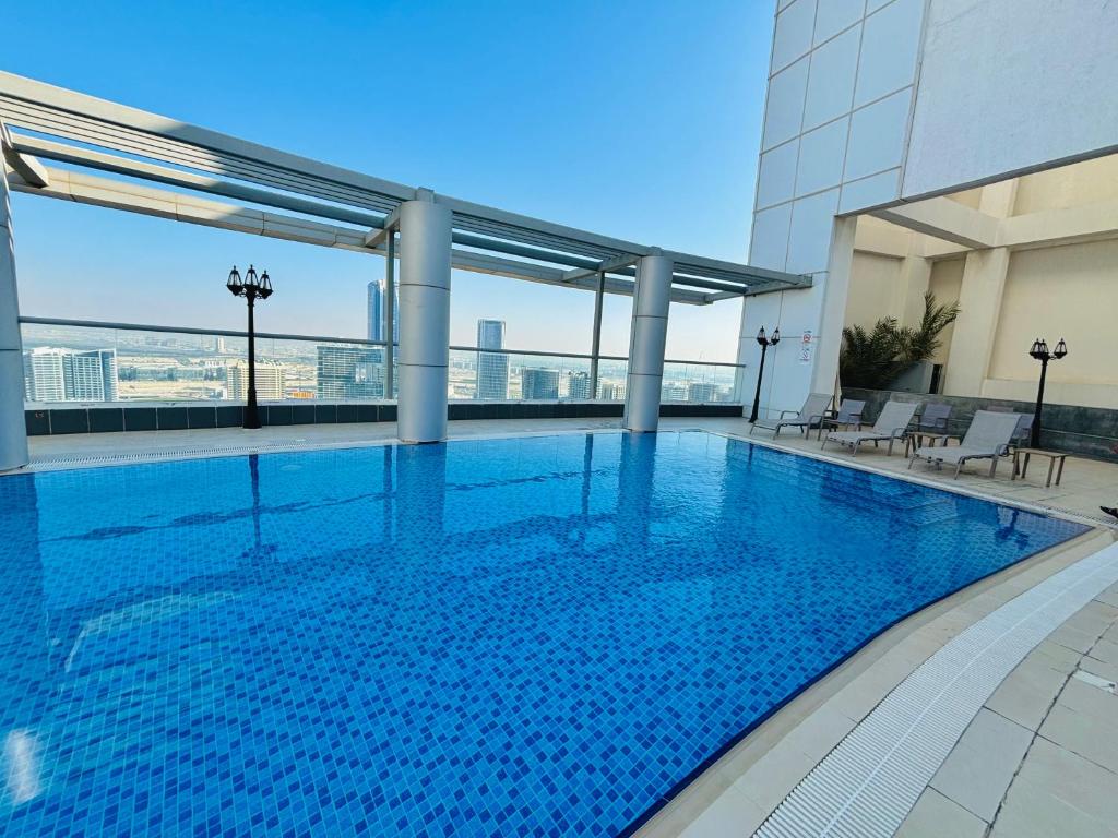 Stunning Studio with Rooftop Pool, Balcony & Gym