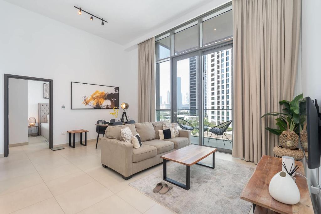 Stylish 1-Bedroom Apartment in Downtown Dubai with City View