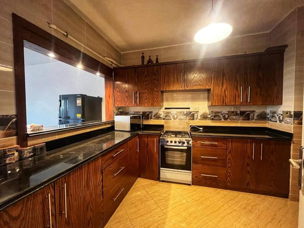 3-BR Duplex - Near Beach & Hotel in Einbay l Wifi