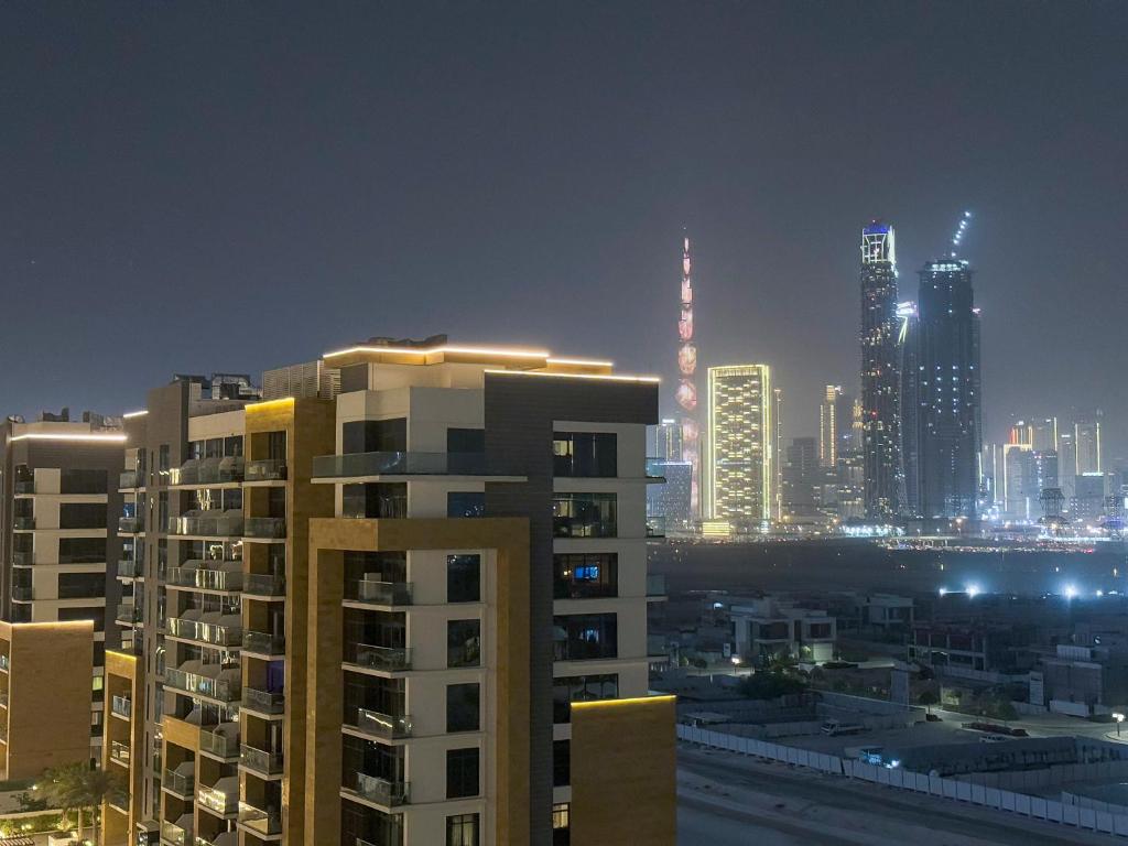 Stylish 3BR Apartment with Burj Khalifa & Pool Views