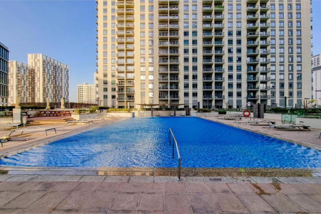 Sun & Breeze Elegant 1 Bedroom in Dubai Hills