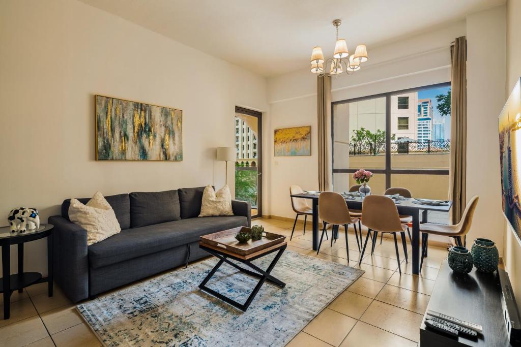 Cosy 4BR Apartment on JBR Beach - Close to Shops & Dining, Perfect for Families & Groups - By Sunkissed Holiday Homes