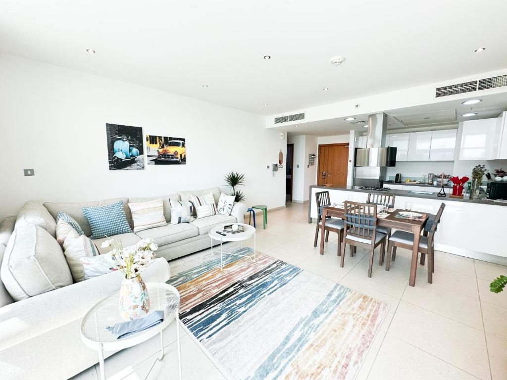 Stunning 2BR LuxuryLiving in PrimeArea AlNaseem203