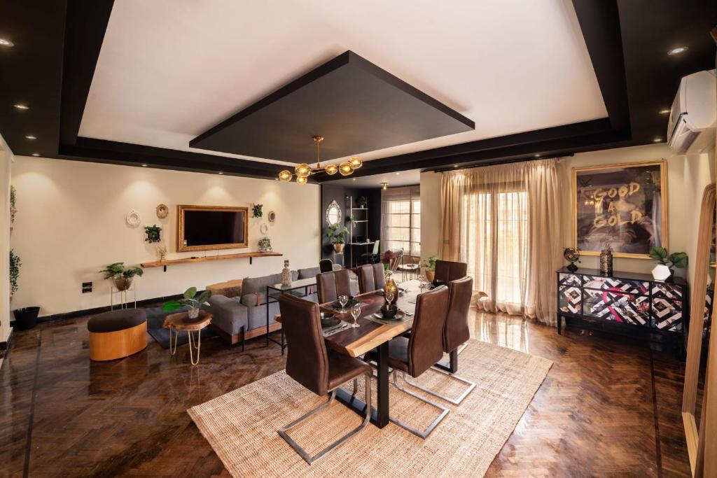 The Bold Parisian House - Steps From The Best Mall in Cairo