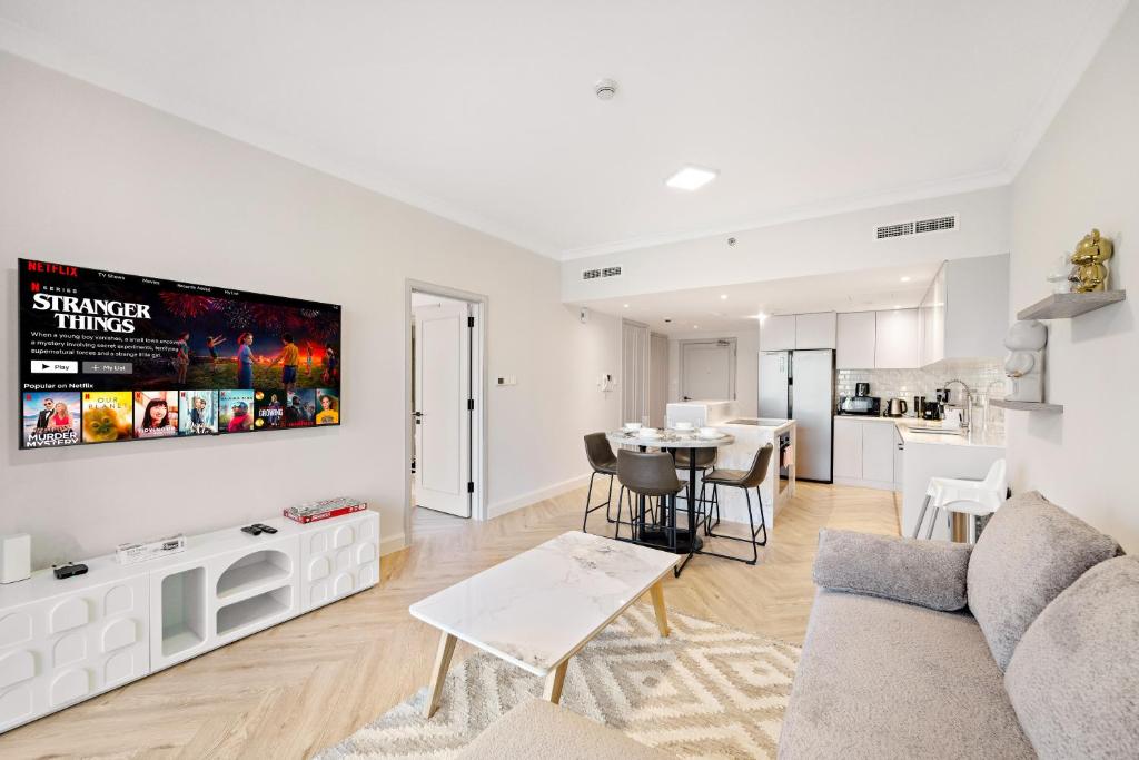 Luxe 1BR in Fairways East with Canal Views