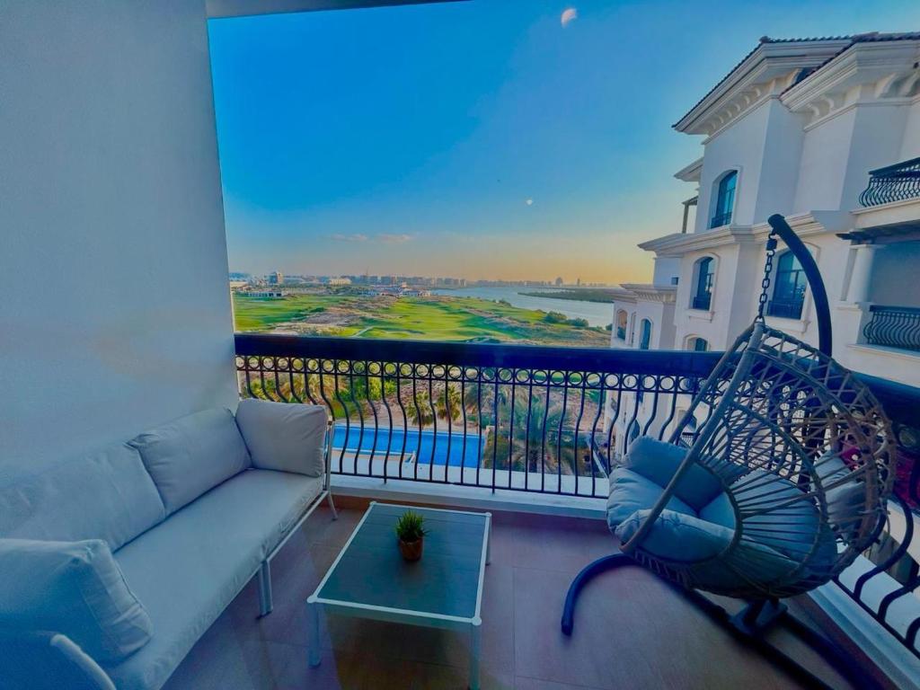 Heart of Yas Island-Pool-Balcony-10mins2Airport510