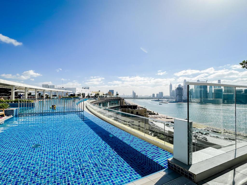 Luxe Lagoon Suites Palm Beach Private Access with Infinity Pool & Bar