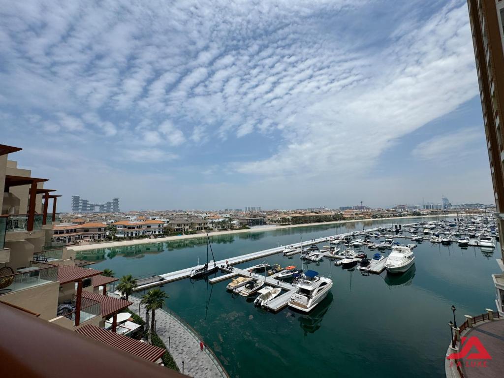 Unique Apt at Top of Yachts with Panoramic Sea View of Burj Khalifa, AlArab & Atalntis in Palm Jumeirah