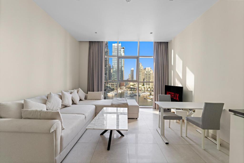 VayK - Chic Marina-Front Apartment in a Prestigious Location