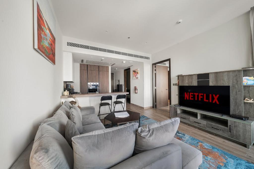 VayK - Elegant 1 BD with Scenic Marina Views